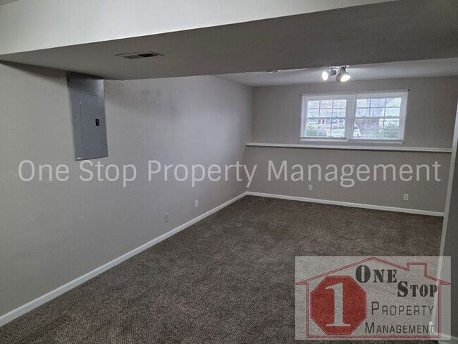 Building Photo - Cozy 3 bedroom 2.5 bathroom in Blue Springs, MO!