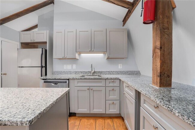 Building Photo - 31 Bridge St