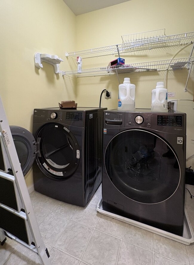 Building Photo - Spacious and Stylish 2 bedroom, 2 bath condo is desirable Coachman's Ridge complex