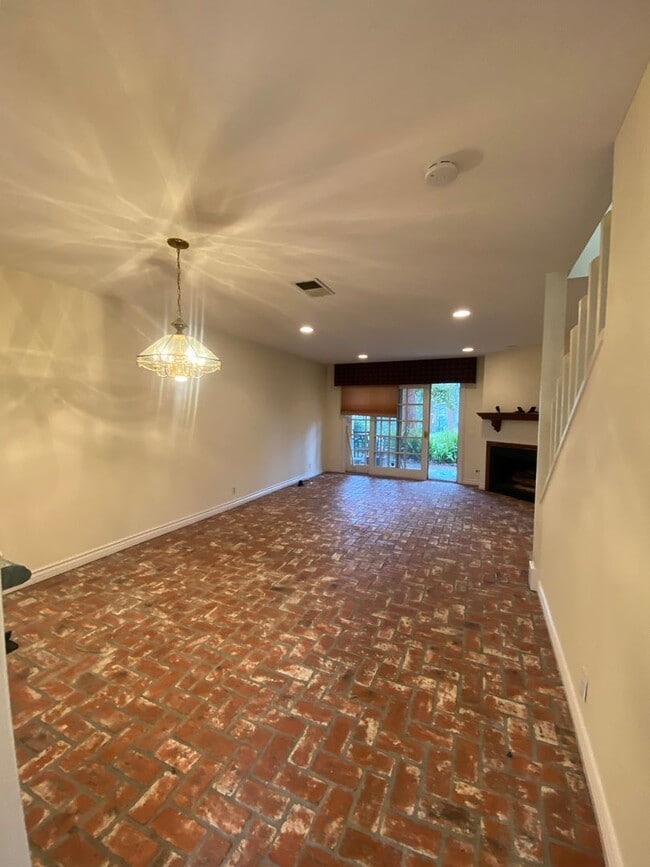 Building Photo - Two Bedroom Condo Close to Orange Circle