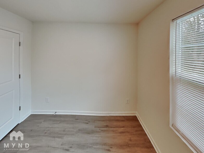 Building Photo - 819 W Walnut Ave