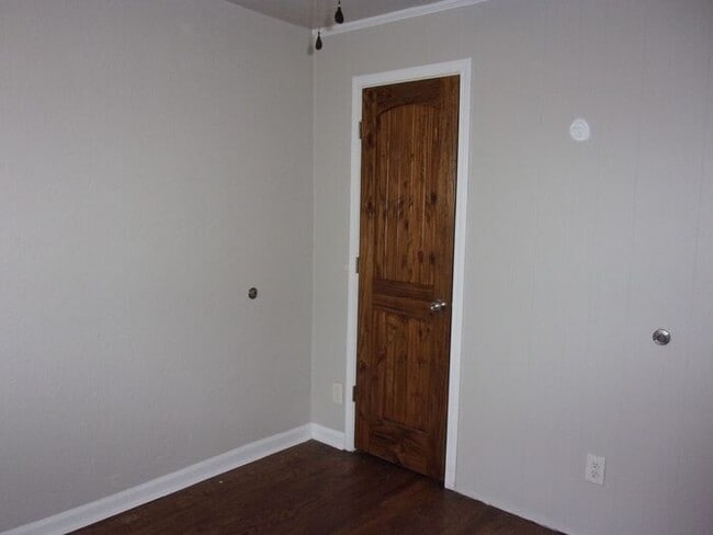 Building Photo - 2 Bedroom 1 Bath Townhome Minutes to Uptow...