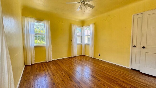 Building Photo - Charming House  with Large yard