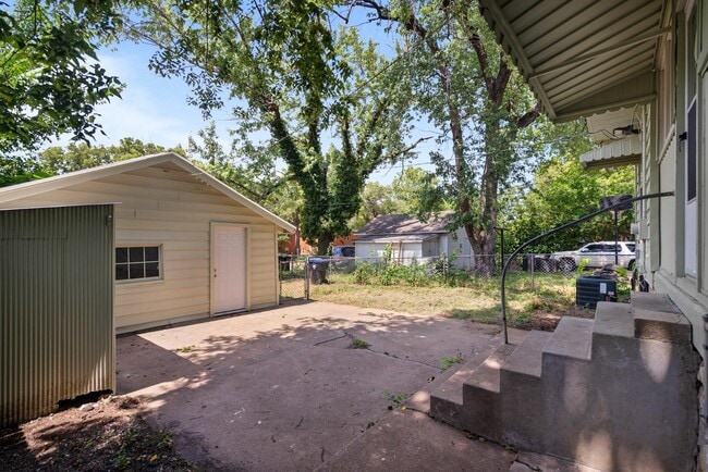 Building Photo - 631 SW Lindenwood Ave