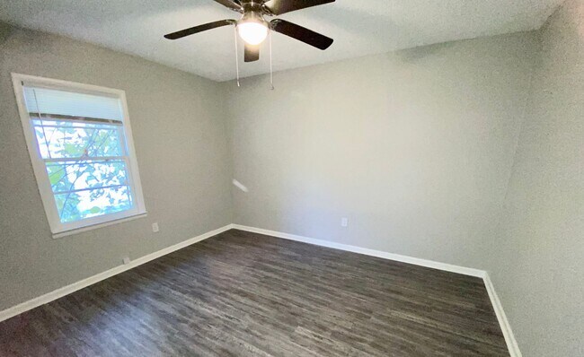 Building Photo - 1302 N Maple St