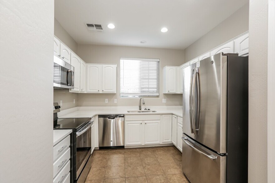 Building Photo - 819 S 176th Ln