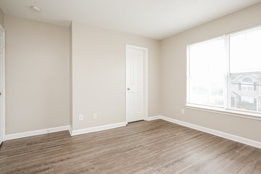 Building Photo - 8047 Logan Dr