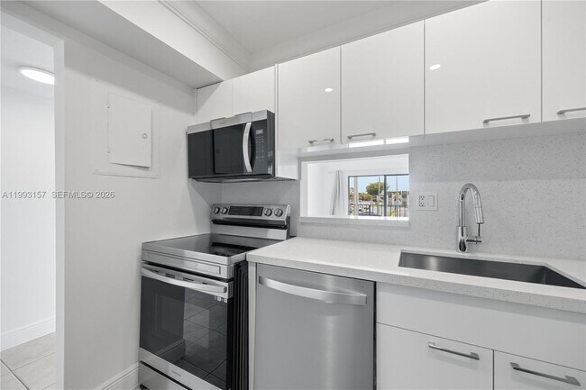 Building Photo - 10431 N Kendall Dr