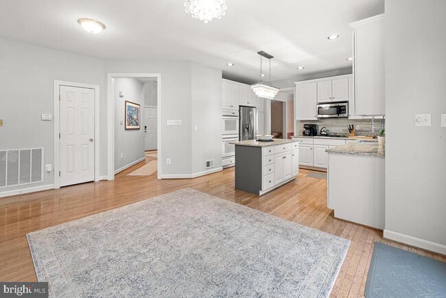 Building Photo - 6430 Bellevue Pl