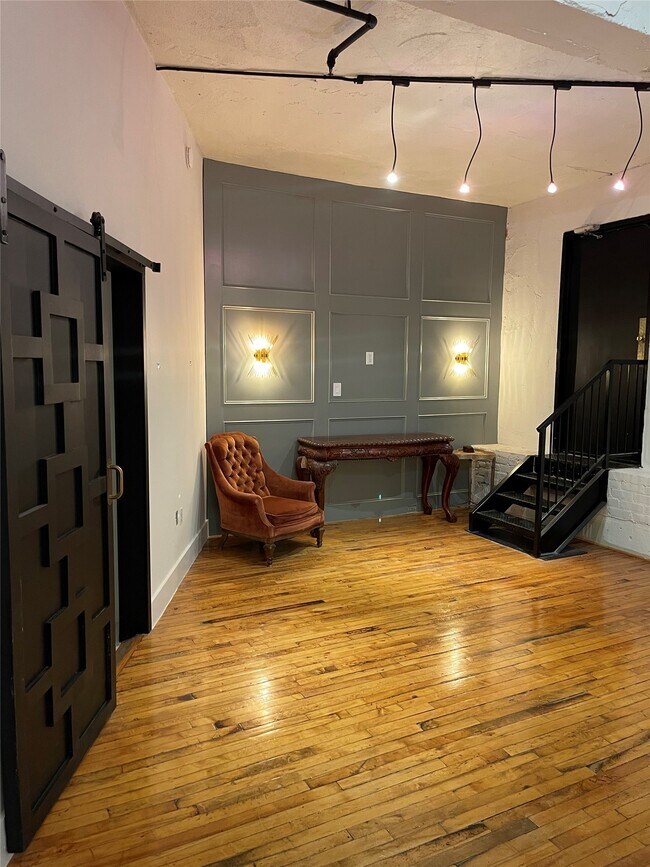 Building Photo - 705 Main St