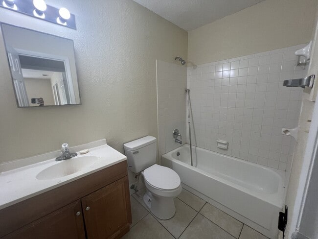 Building Photo - Duplex for Rent