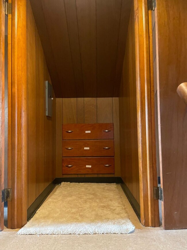 Building Photo - Roommate Needed for 4 BR 1 BATH home