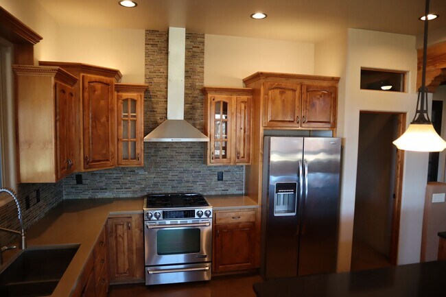 Building Photo - Your own resort! Elegant, Exclusive & Exquisite.