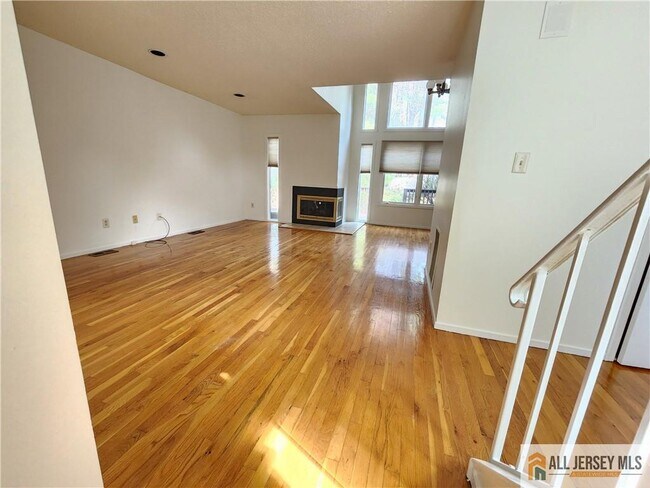 Building Photo - 254 Sayre Dr