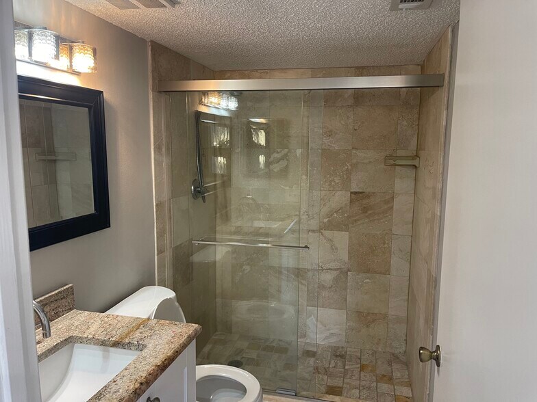 Master bath with walk-in shower - 13561 Eagle Ridge Dr
