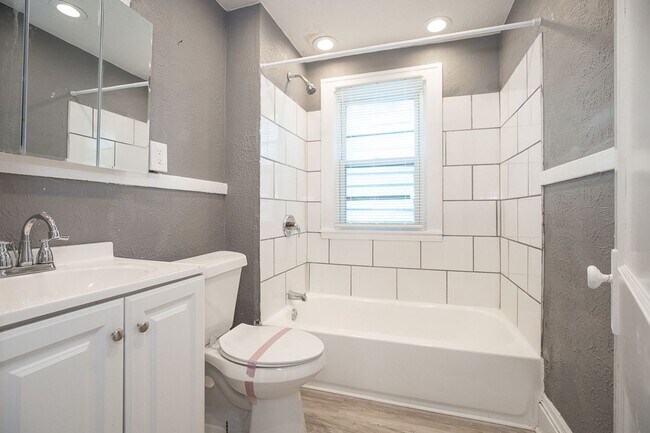 Building Photo - 364 E 161 St