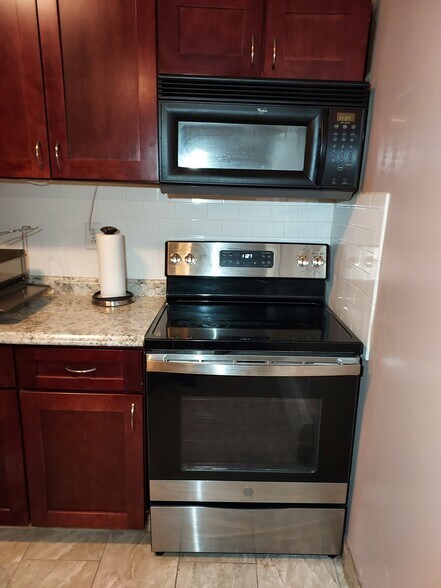 Building Photo - 44 Winchester Ave