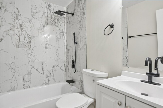 Building Photo - 226 Shorewood Dr