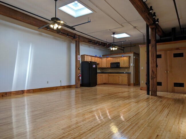 Building Photo - 100 Gibson St