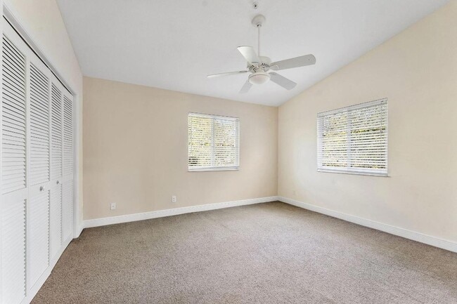 Building Photo - 2469 NE 14th St