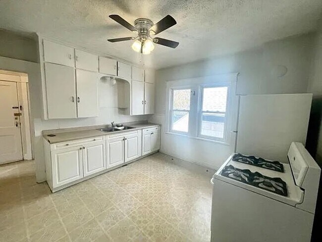 Building Photo - 712 W 26th St