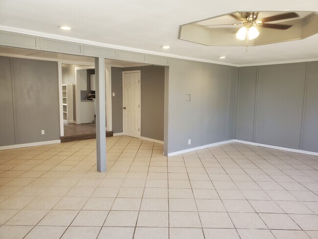 Building Photo - 2824 W Beauregard Ave