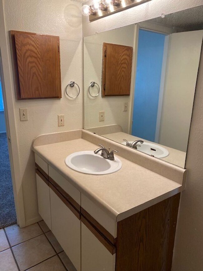 Building Photo - 2 bedroom condo close to UNT