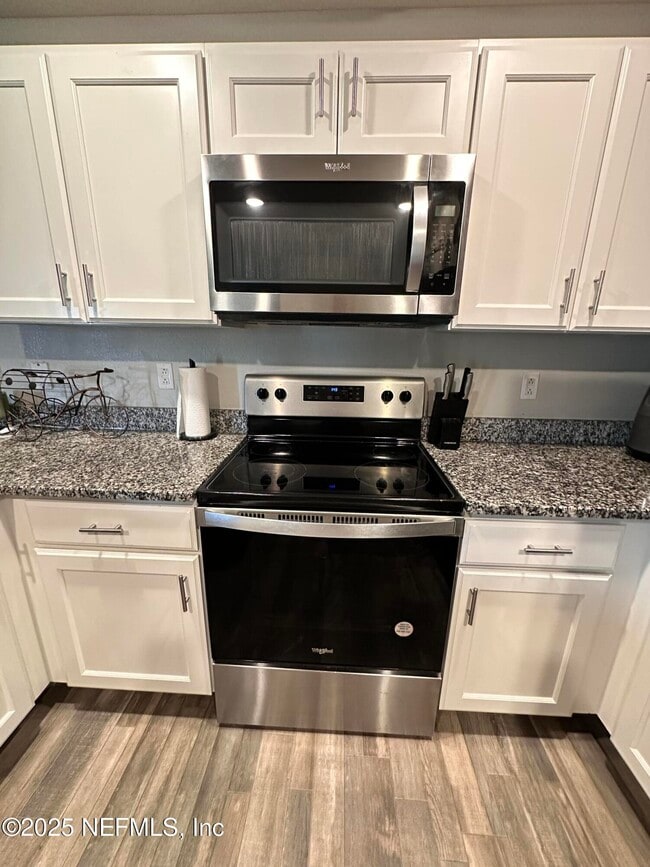 Building Photo - 450 River Hl Dr