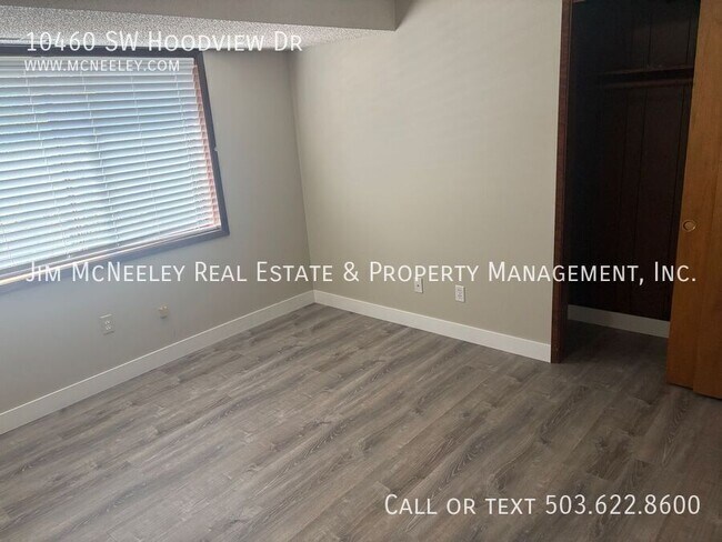 Building Photo - 10460 SW Hoodview Dr