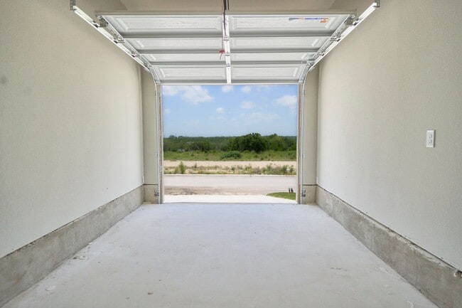 Building Photo - Hunters Ranch Beauty! 3 Bedrooms 2 1/2 Bath Townhome