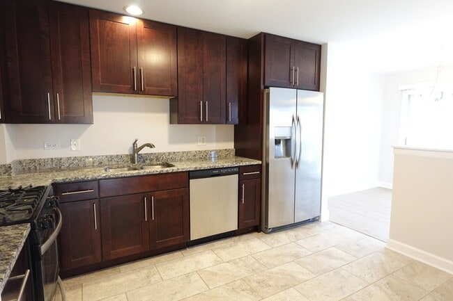 Building Photo - 881 Essex Cir