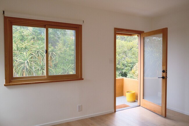 Building Photo - Serene 2bed /1 Bath Spanish Hideaway in He...