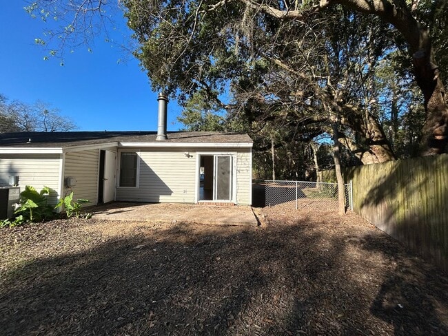 Building Photo - Spacious 2 bedroom! BRAND NEW PAINT AND FLOORING