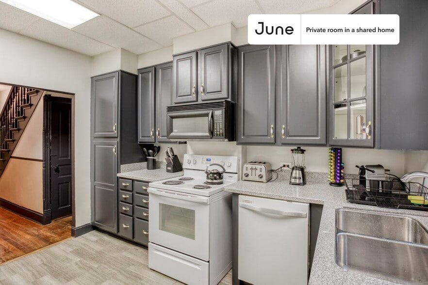 Building Photo - Room in Shared 4 bed/2 bath home in Columbia Heights
