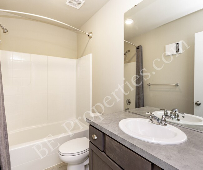 Building Photo - Beautiful 3 Bedroom 2.5 Bathroom Townhouse.