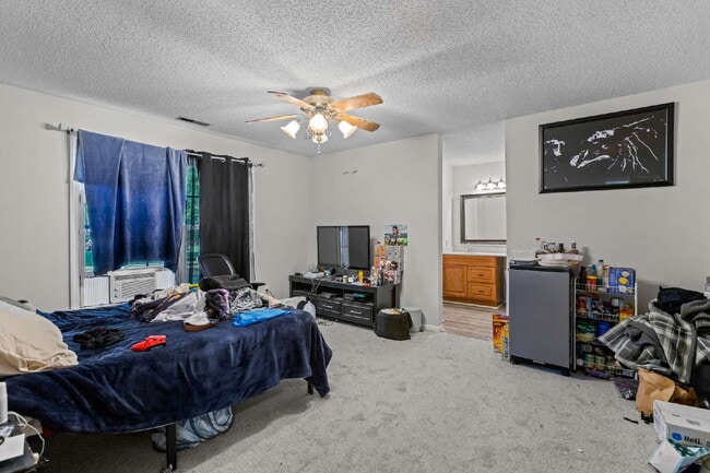 Building Photo - Charming 3-Bedroom Retreat with 2 Full Bat...