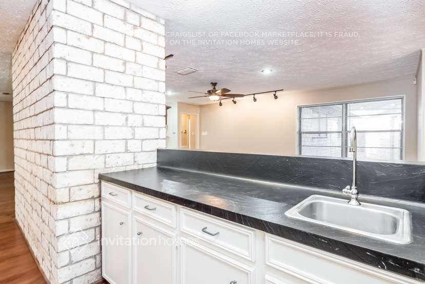 Building Photo - 10127 Sagerock Dr