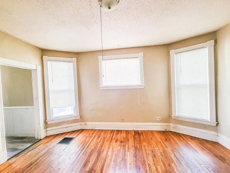 Building Photo - 2640 Fillmore St NE