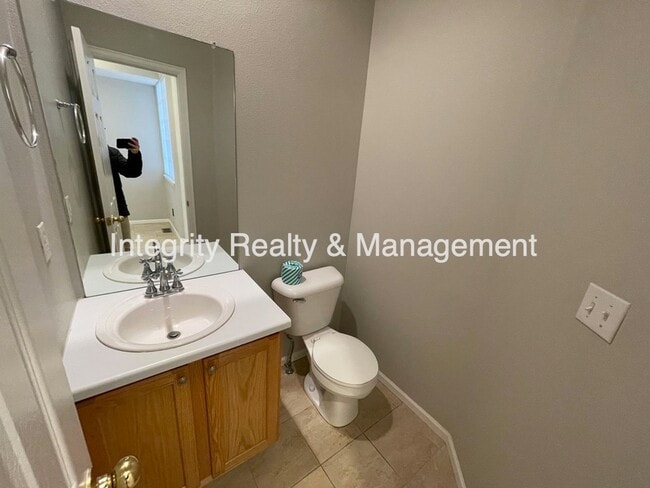 Building Photo - 9106 W Phillips Dr