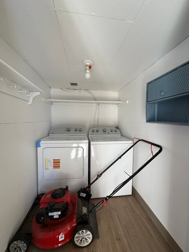 Building Photo - Remodeled 2-Bedroom Home on Oversized Lot