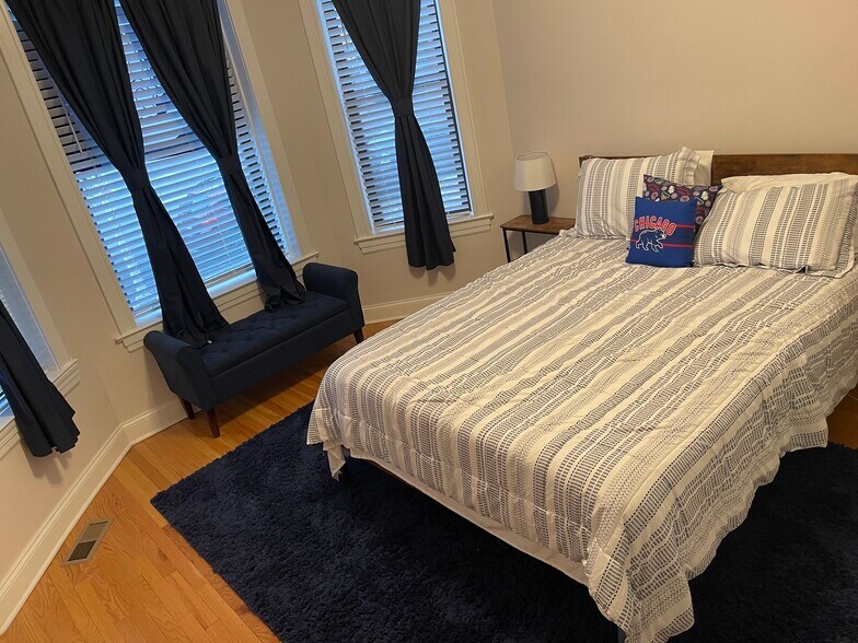 Building Photo - 3748 N Racine Ave