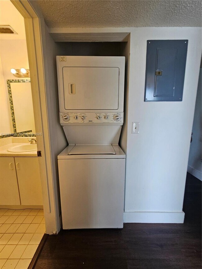 Building Photo - 1002 Adams Ave