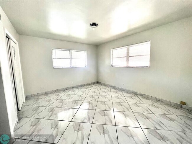 Building Photo - 1930 Windward Dr