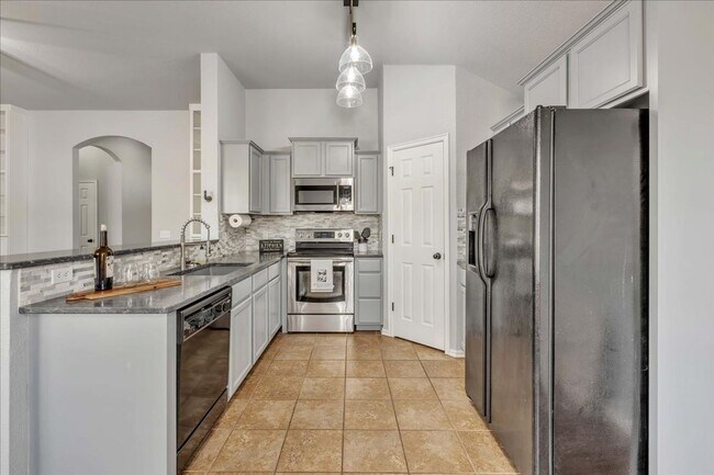 Building Photo - Lawn Care Included! 3 bed, 2 bath, 2 car