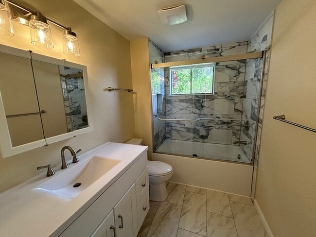 Building Photo - 718 Brassie Dr