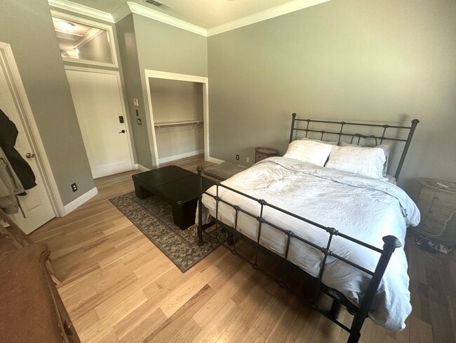 Building Photo - Gorgeous single story with Pool!