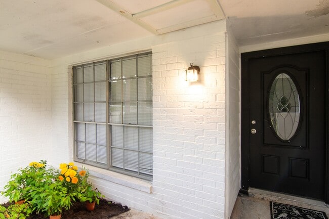 Building Photo - 1702 Athens Dr