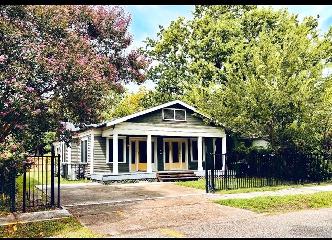 Building Photo - 303 Northwood St