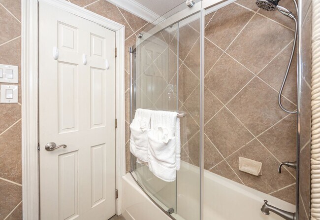 Building Photo - 3 Bedroom 2 Bath Back Bay Luxury Rental Home