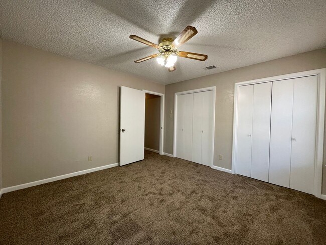 Building Photo - COMING SOON 3 BEDROOM 2.5 BATH SPACIOUS HO...